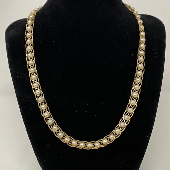 Vintage 1980s TRIFARI Faux Pearls Interlaced Gold Tone Chain Necklace - Picture 1 of 7